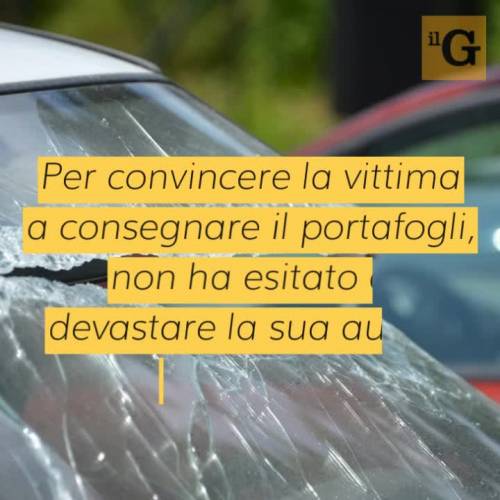 Nigeriano attacca una donna per rapinarla: auto distrutta a sprangate