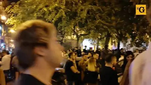 Napoli, nella piazza della movida dove lo sballo è low cost
