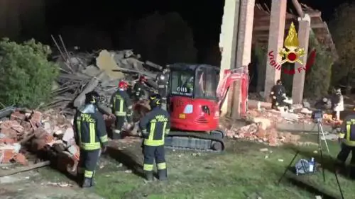 Esplosione palazzina: due vigili fuoco morti e uno disperso