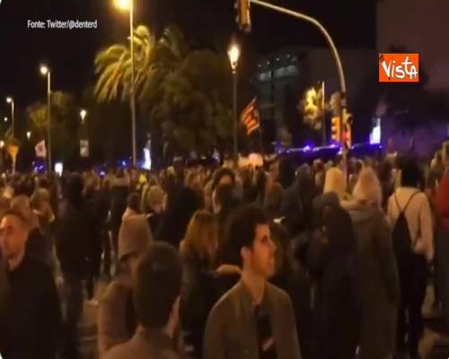 Gli independentisti catalani scendono in piazza a Barcellona contro Re Filippo VI 