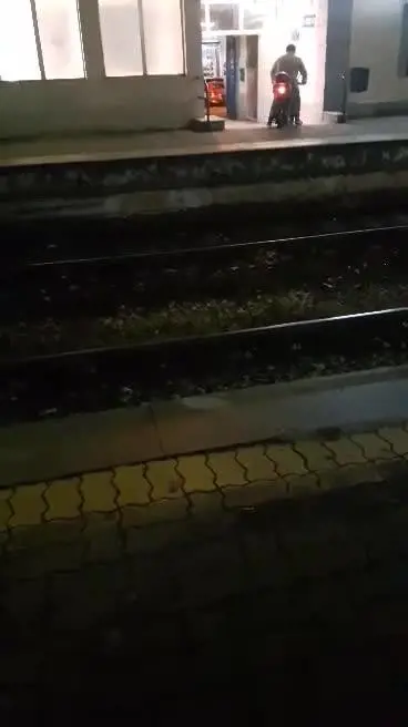 Napoli, sfreccia in scooter su banchina della Cumana