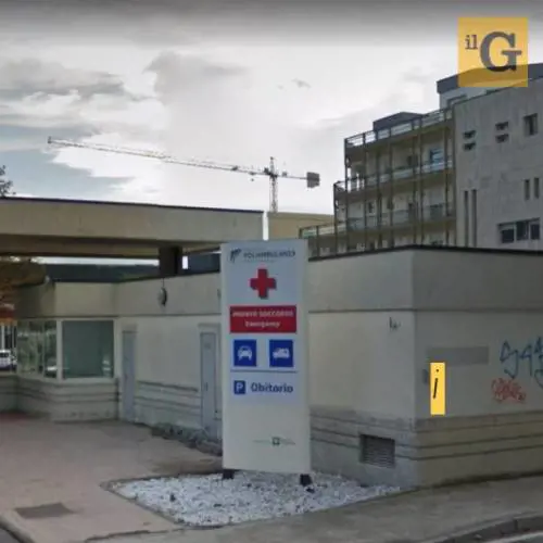 Clandestino gambiano riempie di botte un agente e gli spacca il polso