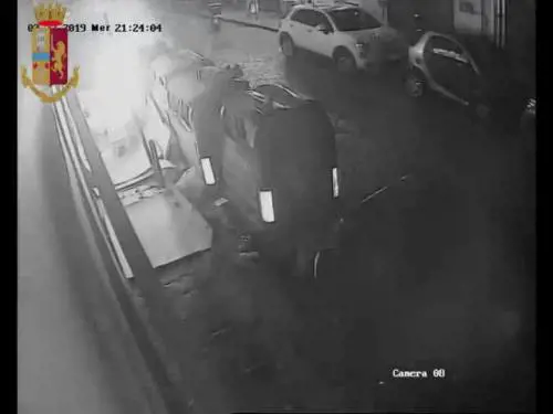 Napoli, il piromane dei cassonetti dei rifiuti in azione