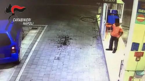 Rapine a distributori nel Napoletano: l'assalto a mano armata