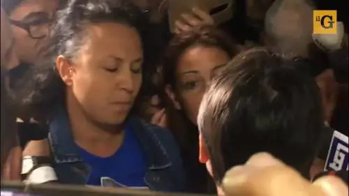 Conte a Taranto ascolta i cittadini tra rabbia e promesse