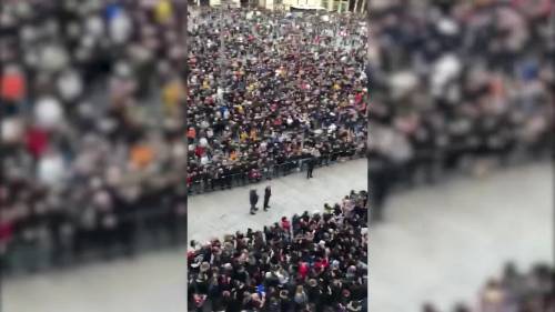 Milano, piazza Duomo gremita per il Volo