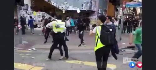 Hong Kong, poliziotto spara a un manifestante