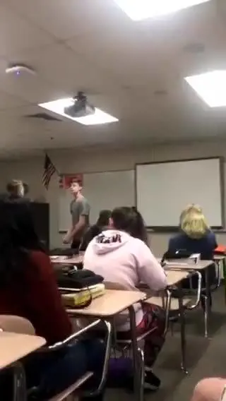 "Prova a chiamarmi ancora f...". Poi lo studente gay lo picchia