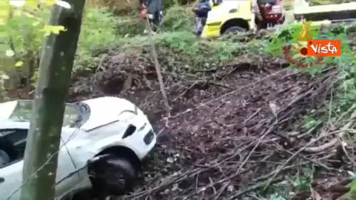 Finisce nella scarpata con l'auto, salvo il conducente