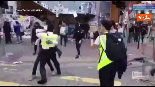 Tensioni a Hong Kong, la polizia spara contro i manifestanti 