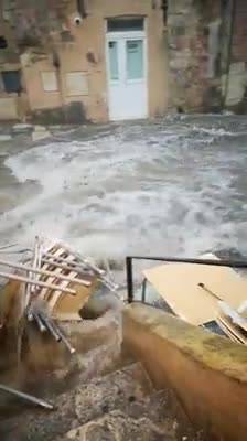 Nubifragio a Matera: e le strade diventano fiumi in piena
