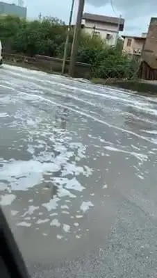 Le immagini della schiuma biancastra nel fiume Sarno