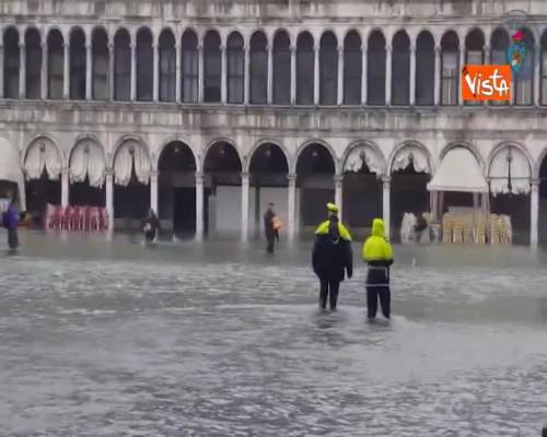  Acqua alta a Venezia, Piazza San Marco sommersa 