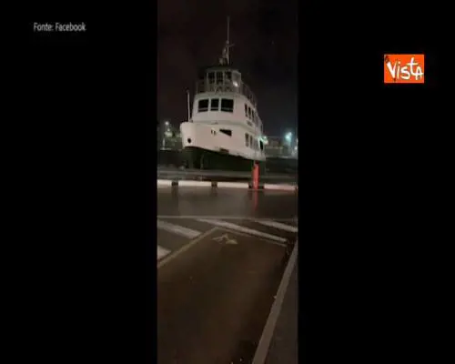  Acqua alta a Venezia, vaporetti affondati, vento e onde. Le immagini dai social 