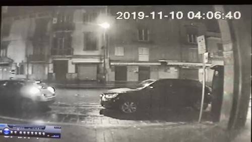 Le immagini del furto di una vettura a Casalnuovo