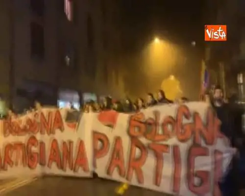 Il corteo anti-Salvini sfila per le strade di Bologna