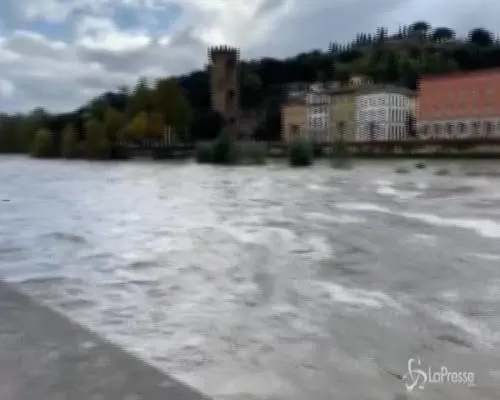 Firenze, preoccupa la piena dell'Arno