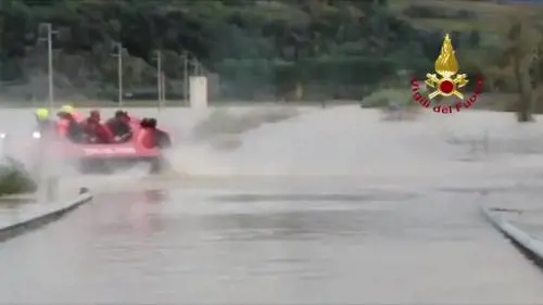 Emergenza maltempo in Toscana: a Grosseto in gommone per le strade