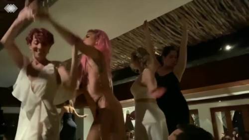 Lady Gaga balla sui tavoli al matrimonio della sua amica