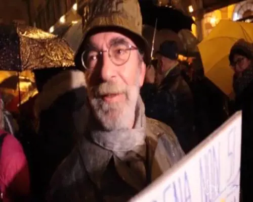 Le "sardine" riempiono la piazza Grande a Modena