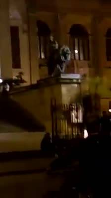 Il video del ciclista sulla scalinata del teatro Massimo