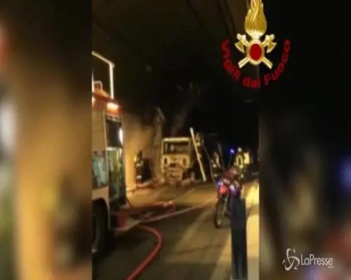 Savona, tir in fiamme in galleria sulla A10: 32 intossicati