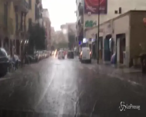 Bomba d'acqua su Napoli: strade come torrenti