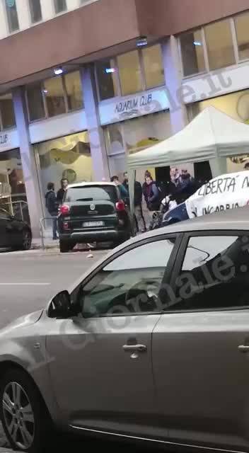 Trieste, il comizio contro i due poliziotti uccisi in questura