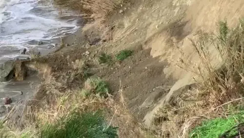Il video della spiaggia di Cava dell'Isola a Ischia dopo la frana