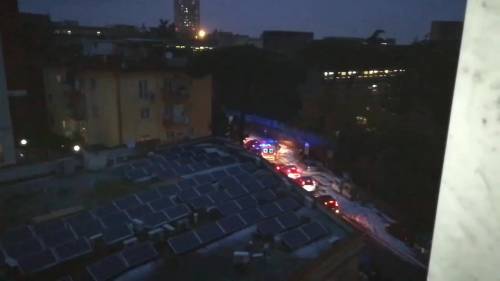 Le immagini dell'ambulanza imbottigliata nel traffico di Napoli