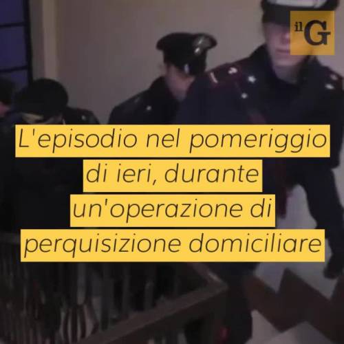 Si ferisce con coltello ed aggredisce militari: pusher tunisino preso col taser