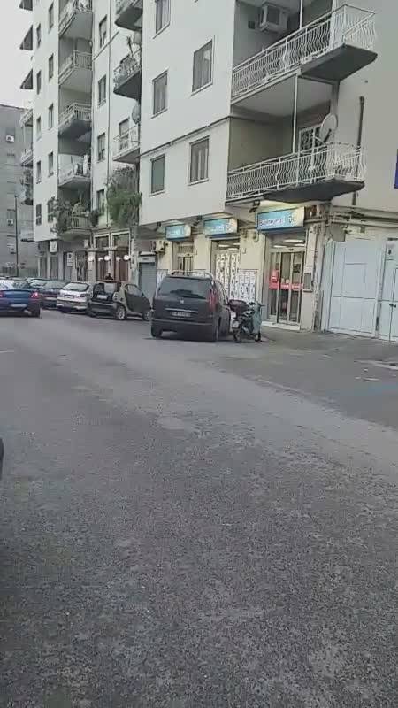 Il video della discarica di pneumatici a Fuorigrotta