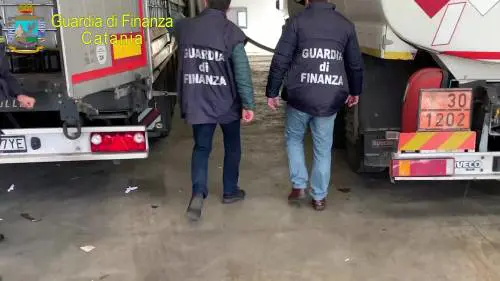 Gasolio taroccato nelle pompe di benzina: sequestrati 50 mila litri di finto carburante