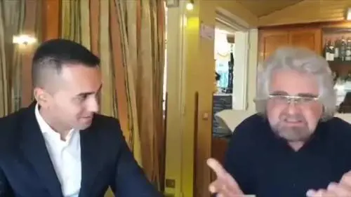 Beppe Grillo difende Luigi Di Maio: ​"Il capo è lui. Non rompete i c..."