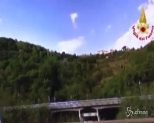 Crolla viadotto sull'A6 nel Savonese, il lavoro dei vigili durante la notte