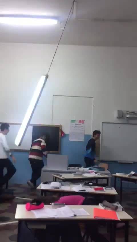 La lampada cade dal soffitto