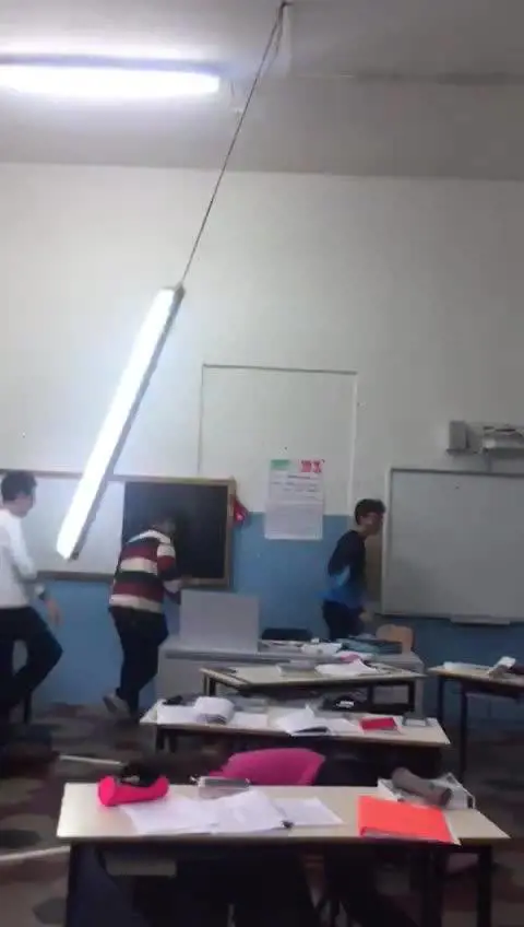 La lampada cade dal soffitto