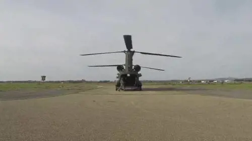 Elicottero CH-47 dell'Esercito Italiano decollato per supportare gli aiuti in Albania