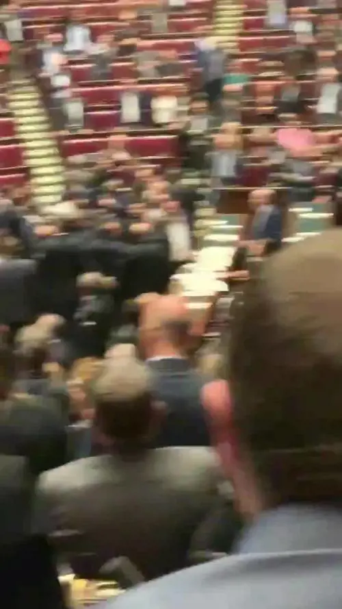 Mes, rissa alla Camera