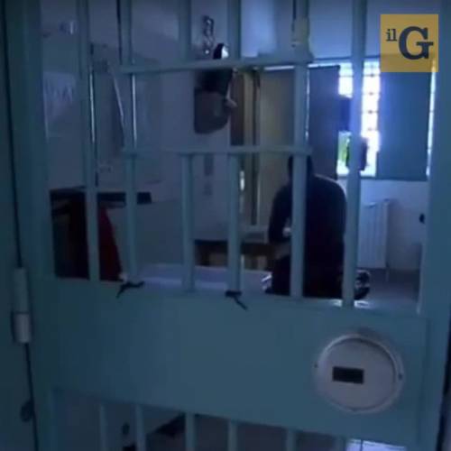 Jihadista aggredisce agente in carcere a Sassari: "Pensano di essere in albergo"