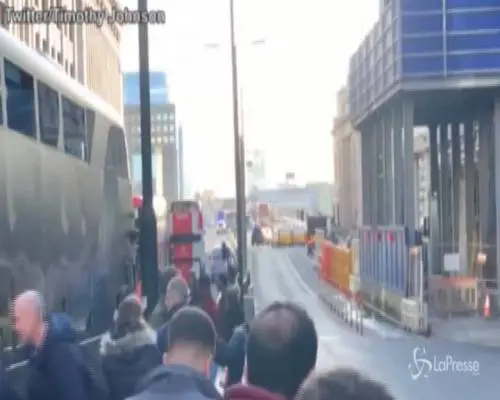Regno Unito: spari sul London Bridge, le prime immagini dai social