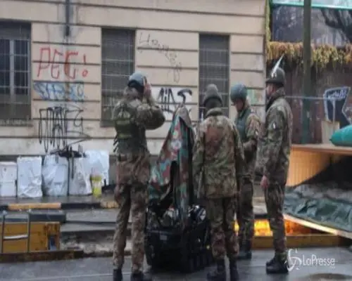 Torino, militari nella zona rossa per disinnescare la bomba