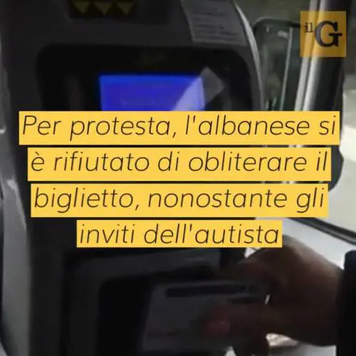 Nervoso per il ritardo, non timbra biglietto e minaccia autista: denunciato albanese