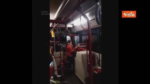 Bomba d'acqua su Roma, piove anche all'interno di un autobus