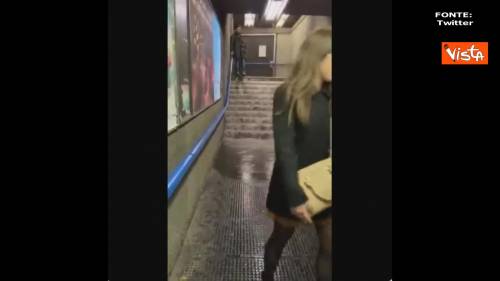 Nubifragio a Roma, l'acqua invade la metro e i passanti non riescono a uscire