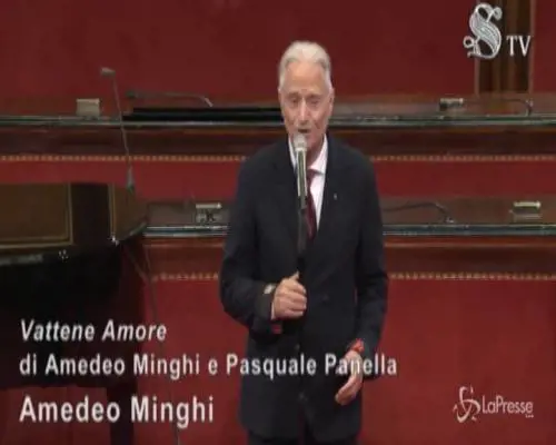 Amedeo Minghi canta"Trottolino amoroso" in Senato