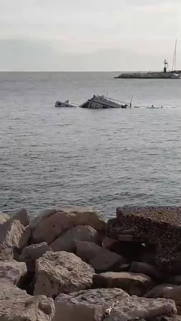 Il video del natante che affonda nel porto di Mergellina
