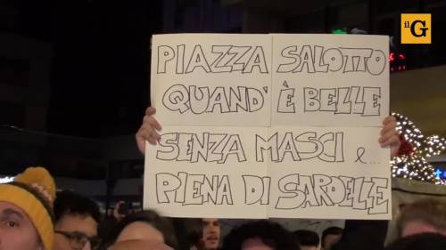Le sardine in piazza contro Salvini tra odio e slogan violenti