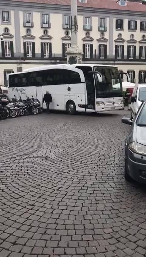 Le immagini dell'autobus bloccato a piazza dei Martiri