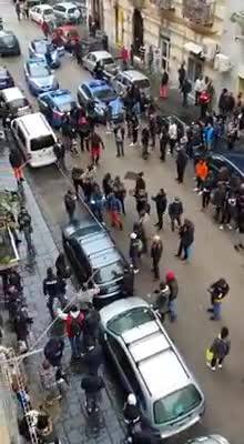 Napoli, spari tra la folla nel Vasto: ferito immigrato